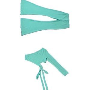 2-piece Matching Wide Leg
Crop Top Set
Good condition like new